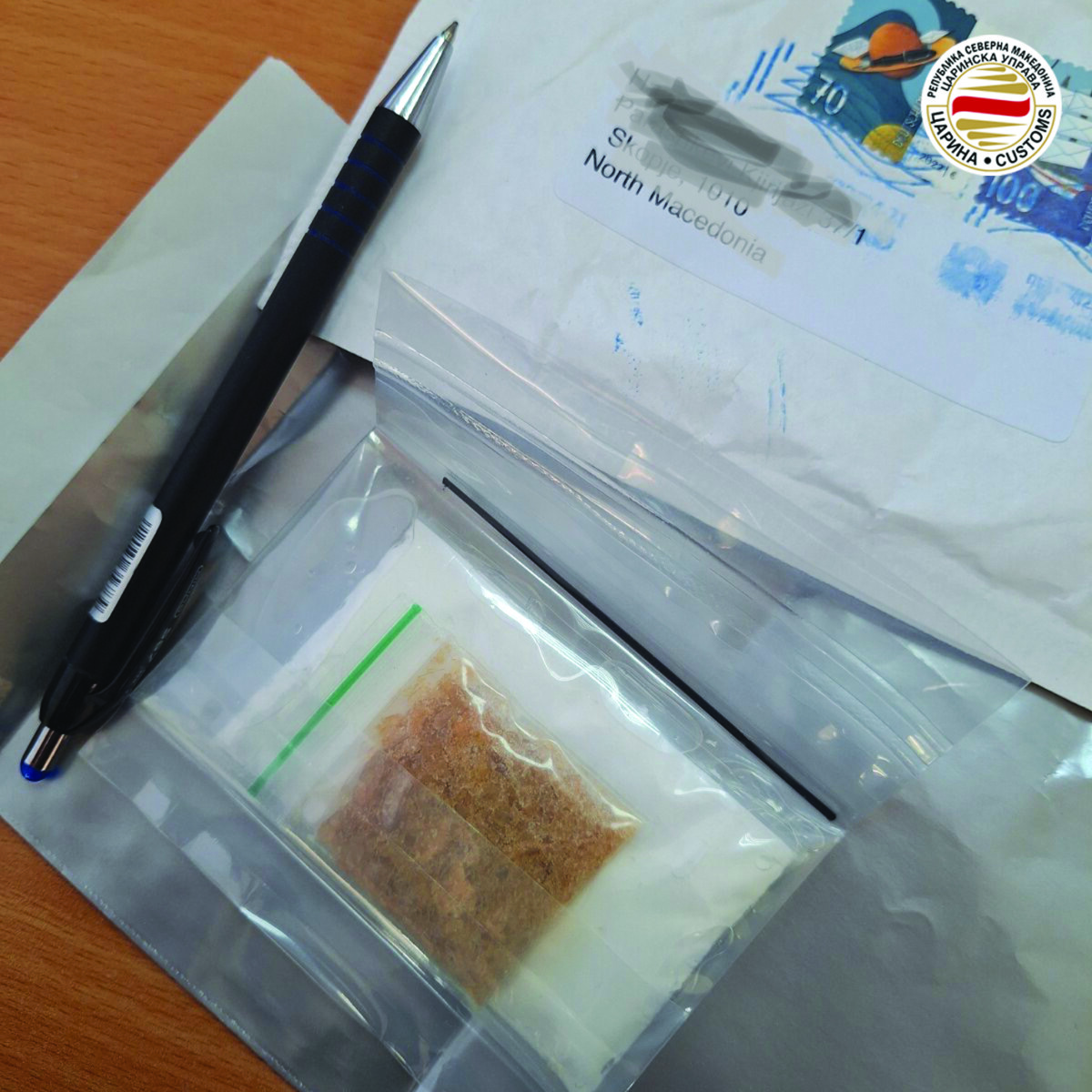 Царинска управа: Одземена дрога испратена во мала пратка и огнено оружје од скопјанец