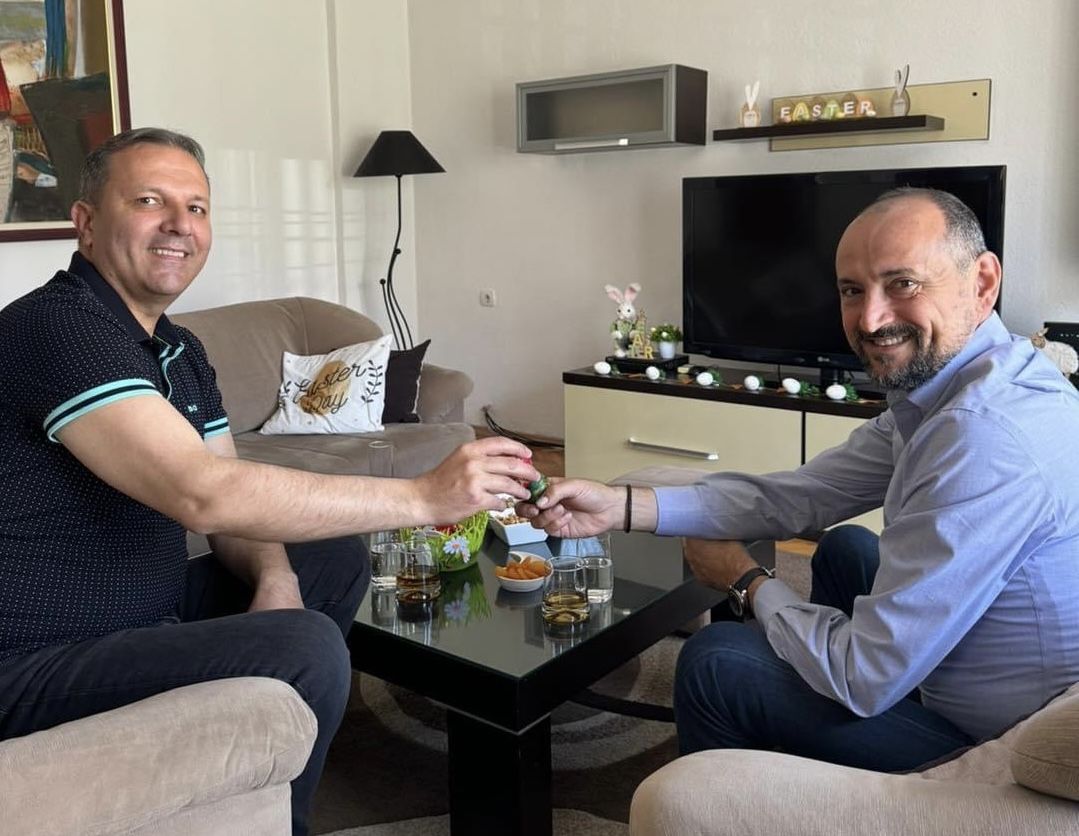 Битиќи на велигденски јајца кај Спасовски дома (фото)
