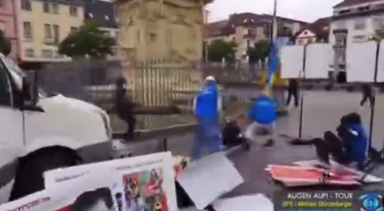 (ВИДЕО) Неколку лица се повредени во напад со нож во Германија меѓу кои и политичар познат како критичар на исламот