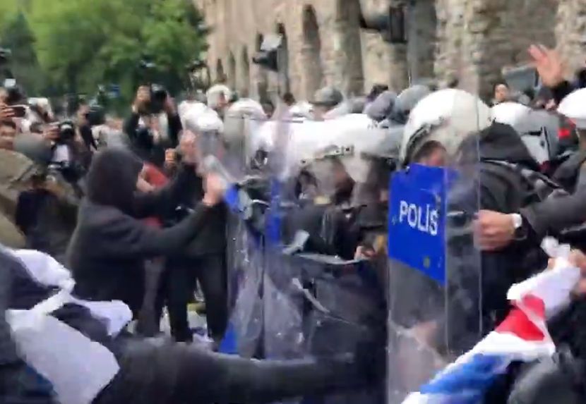 Бесни протести во Истанбул! 28 полицајци повредени со камења и палки: Уапсени над 200 лица