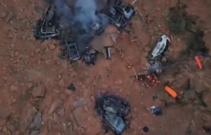 ВИДЕО СЕ ОТВОРИ ПРОВАЛИЈА НА АВТОПАТ: 19 загинати во сообраќајка во Кина – 18 автомобили пронајдени под урнатините