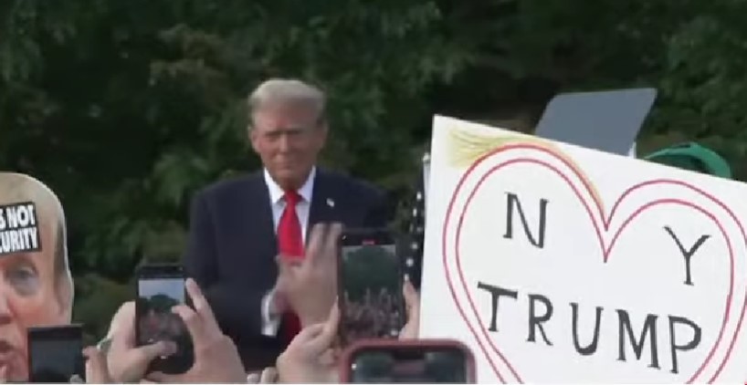Трамп одржа голем митинг во Бронкс, ги сака гласовите на Афроамериканците и Латиноамериканците: Пред него е тешка задача