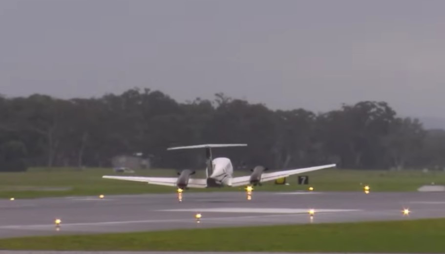 ВИДЕО Авионот слета во Австралија со повлечени тркала