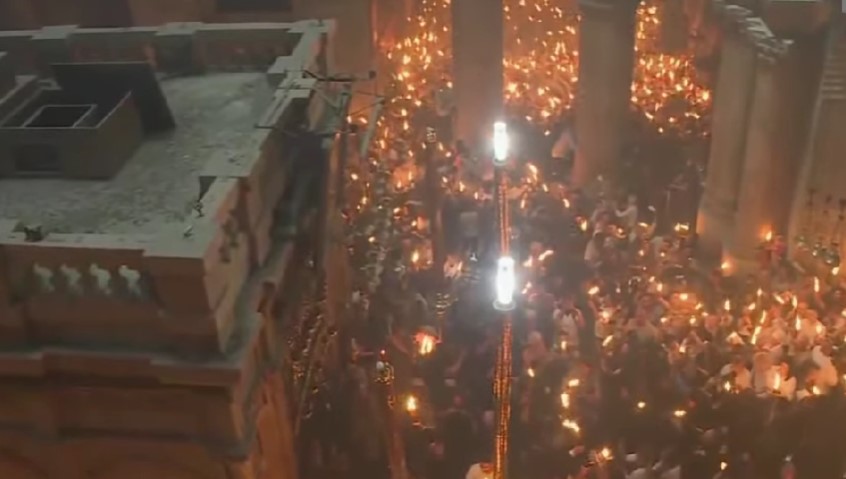 Благословениот оган светна во црквата Воскресение Христово во Ерусалим