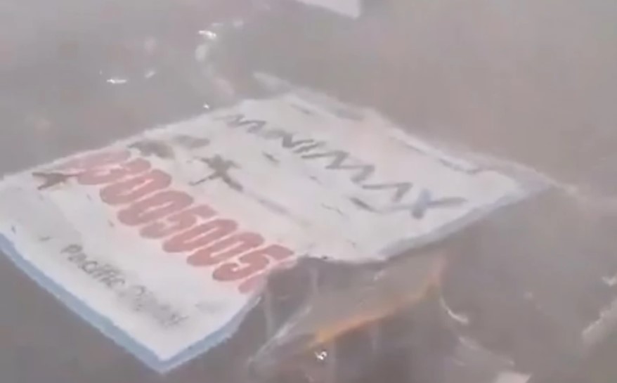 ВИДЕО ГОЛЕМ БИЛБОРД СЕ СРУШИ: Страшна несреќа на бензинска пумпа, над 50 повредени
