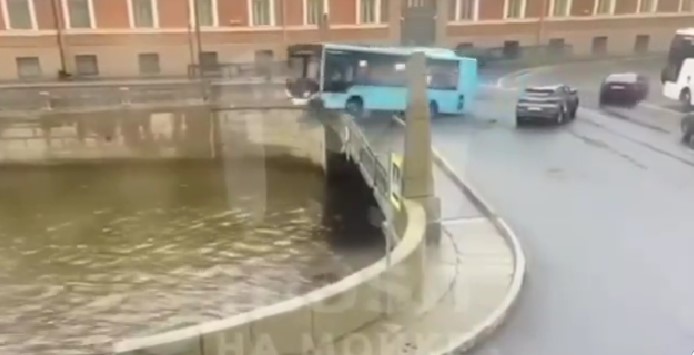 Автобус паднал во река во Санкт Петербург: возачот изгубил контрола, најмалку седум лица загинале!
