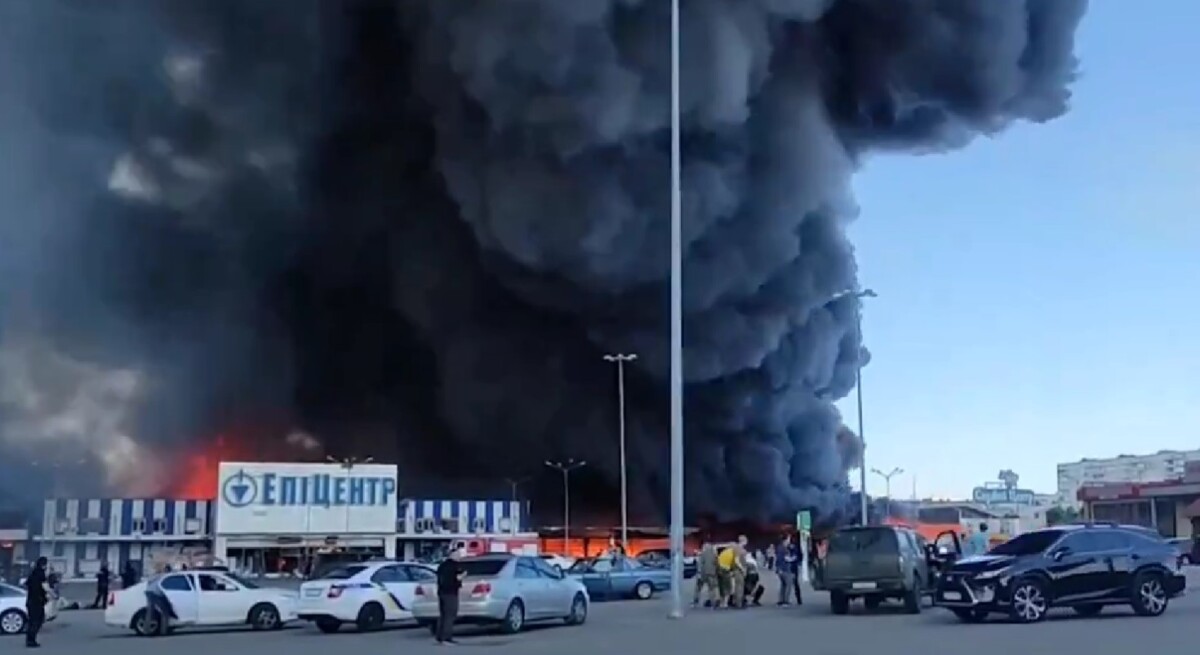 ВИДЕО Излезе страшна снимка од експлозијата во супермаркетот во Харков