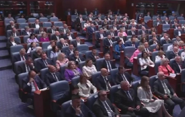 Костадиновска-Стојчевска со реакција: Гаши на заклетвата го прекрши Уставот и Законот за употреба на македонскиот јазик, истото го направи и Коџаџику!