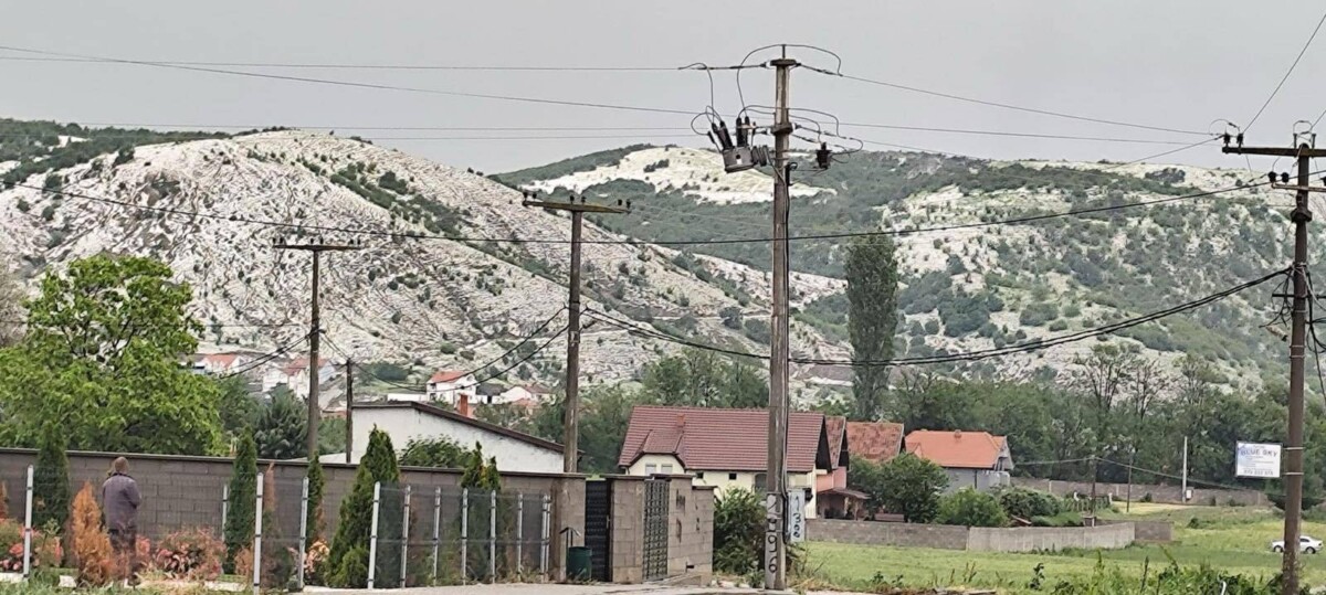 ФОТО: Улиците низ Липково цели бели, силно невреме!