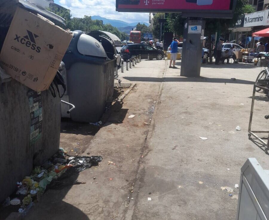 ФОТО: Наместо во контејнер, отпад се фрла на јавните или сообраќајните површини