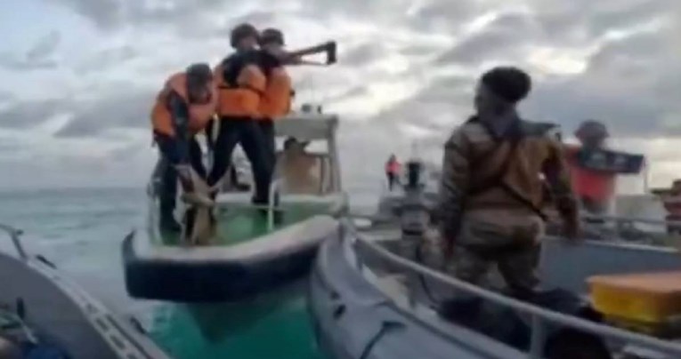 ВИДЕО Кинески морнари со мечови ги нападнаа Филипинците, се бранеа со голи раце