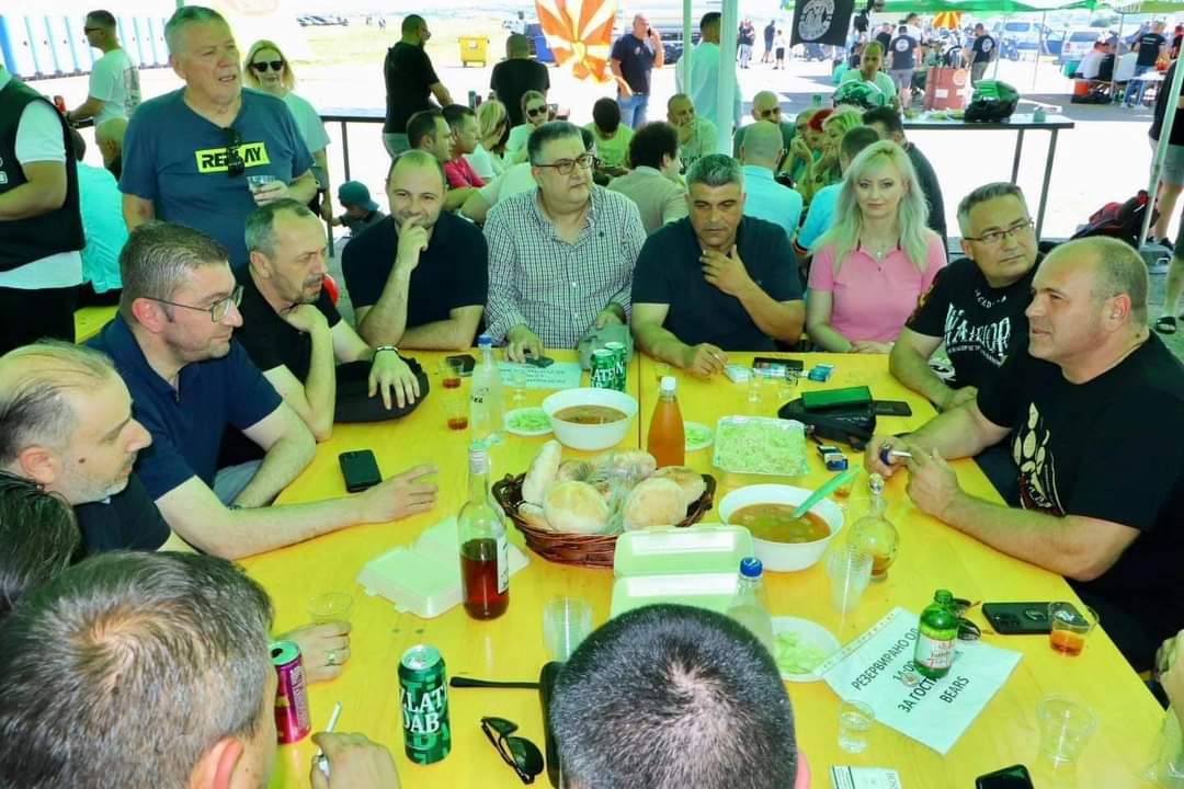 Димитриевски и Мицкоски на коледарско гравче на фестивал во Куманово