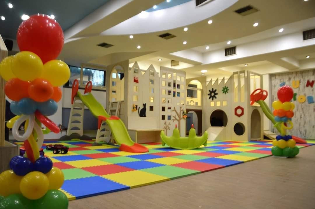 Вработена во скопска игротека избркала дете болно од церебрална парализа, обвинета за дискриминација