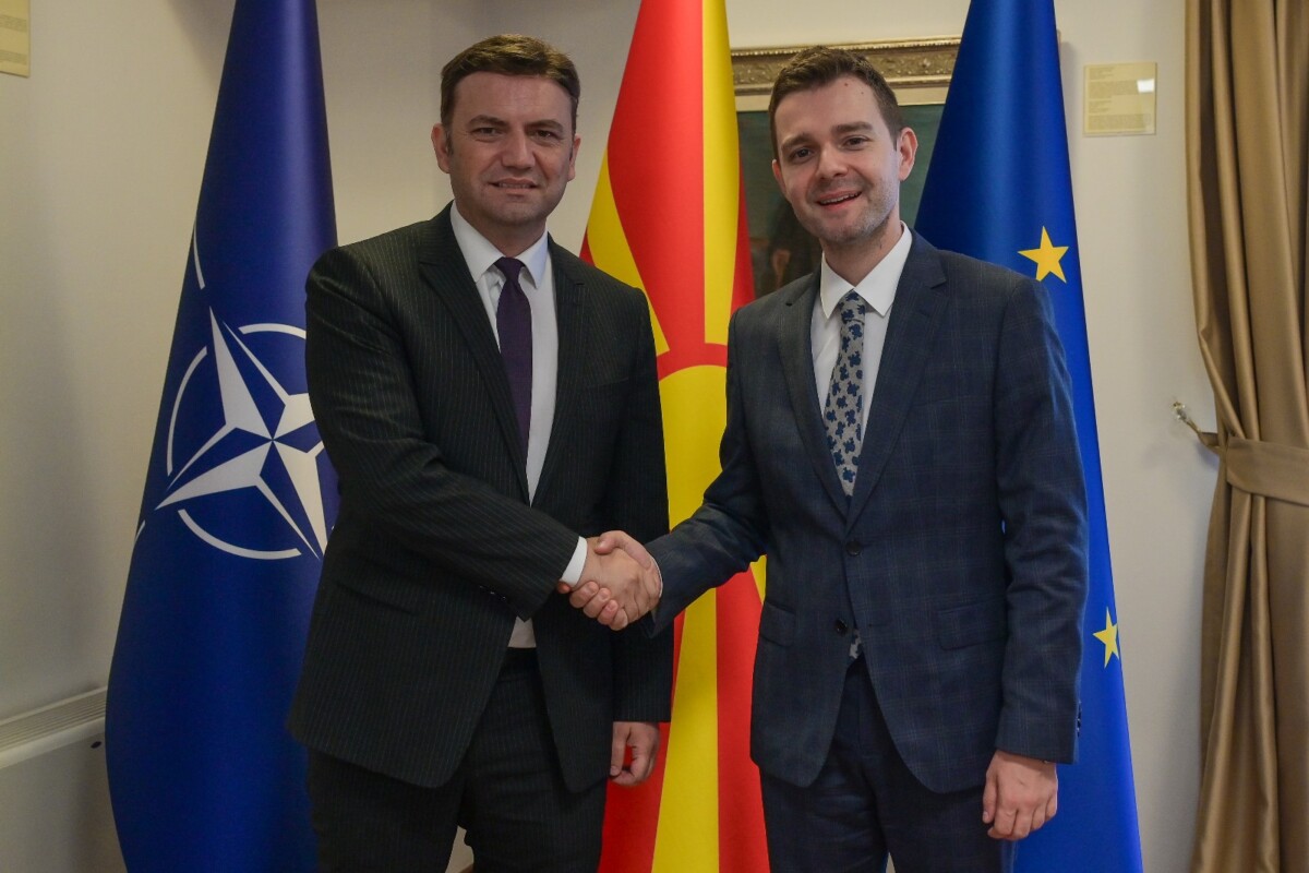 Бујар Османи пак го сподели видеото како на табла ја објаснува преговарачката рамка, Муцунски му врати: Последен има право да држи лекции