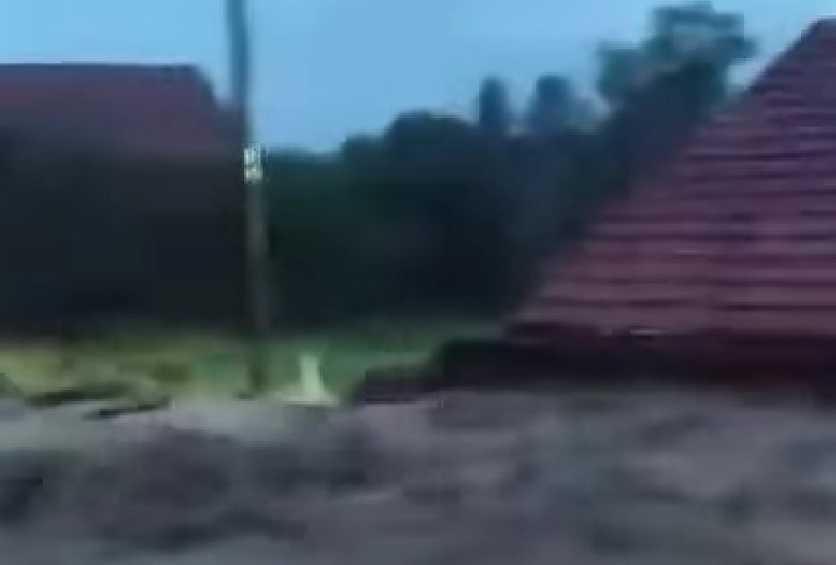 Поројот за малку ќе ја поплави куќата! Водата стигна на покривот: Страшна снимка од поплавата кај Врање