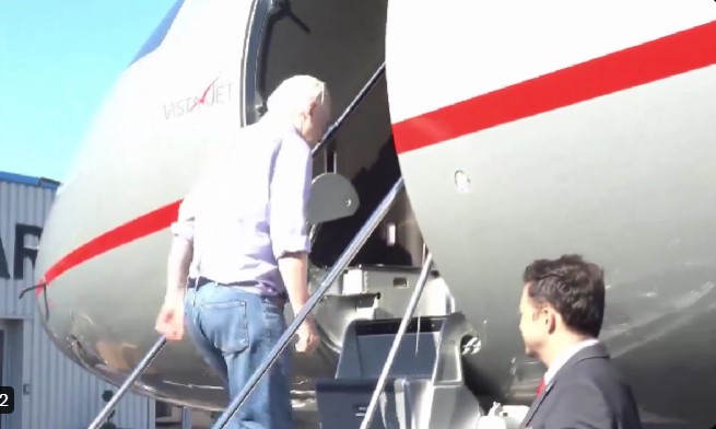 ВИДЕО Ова е авионот со кој летал Џулијан Асанж од Велика Британија, летот чини околу 500.000 долари