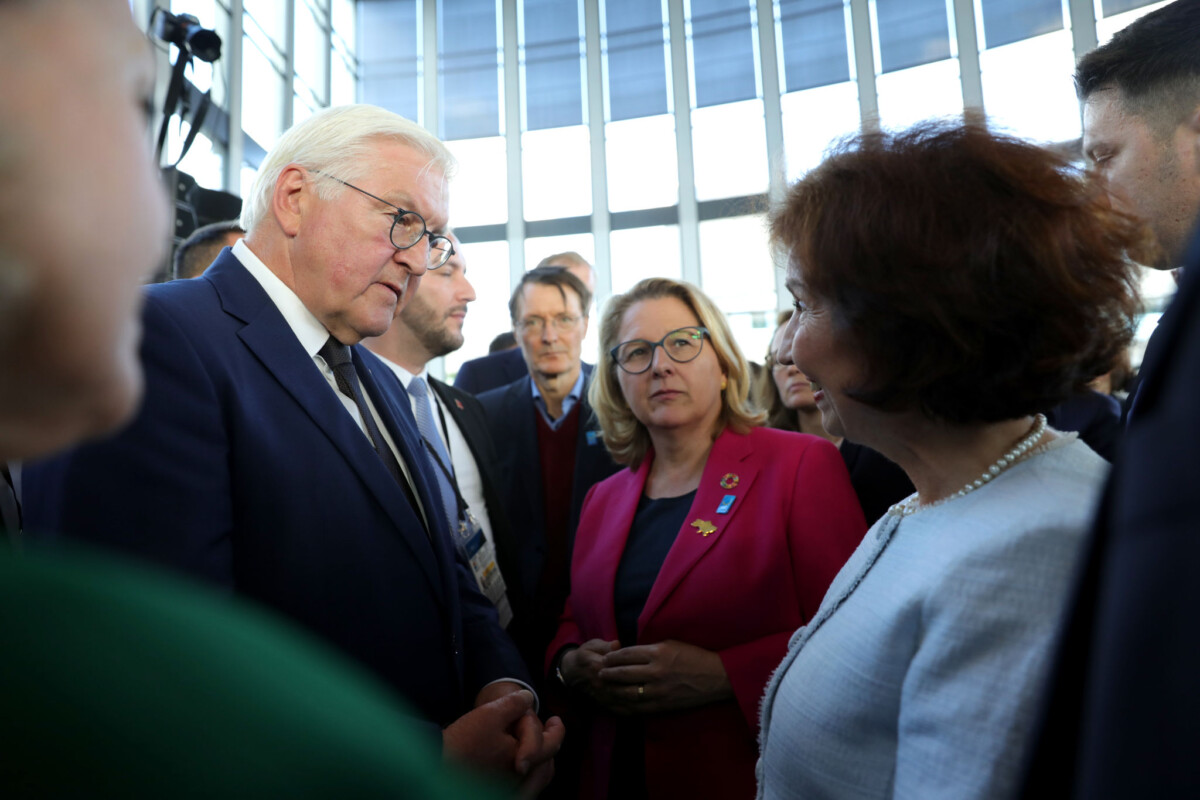 Средба на претседателката Сиљановска Давкова со германскиот претседател Франк-Валтер Штајнмајер на приемот за учесниците на Конференцијата за обнова на Украина