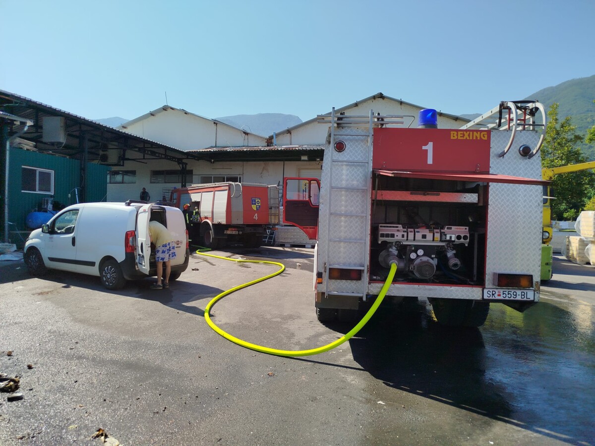ФОТО: Со 3 возила изгаснат пожар во производствен погон во с. Колешино