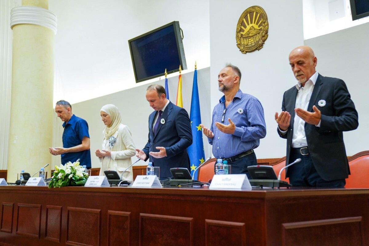 Лога: Нашите сограѓани Македонци и православни не оставија ниту еден објект од „Скопје 2014“ без бисти на верски светци