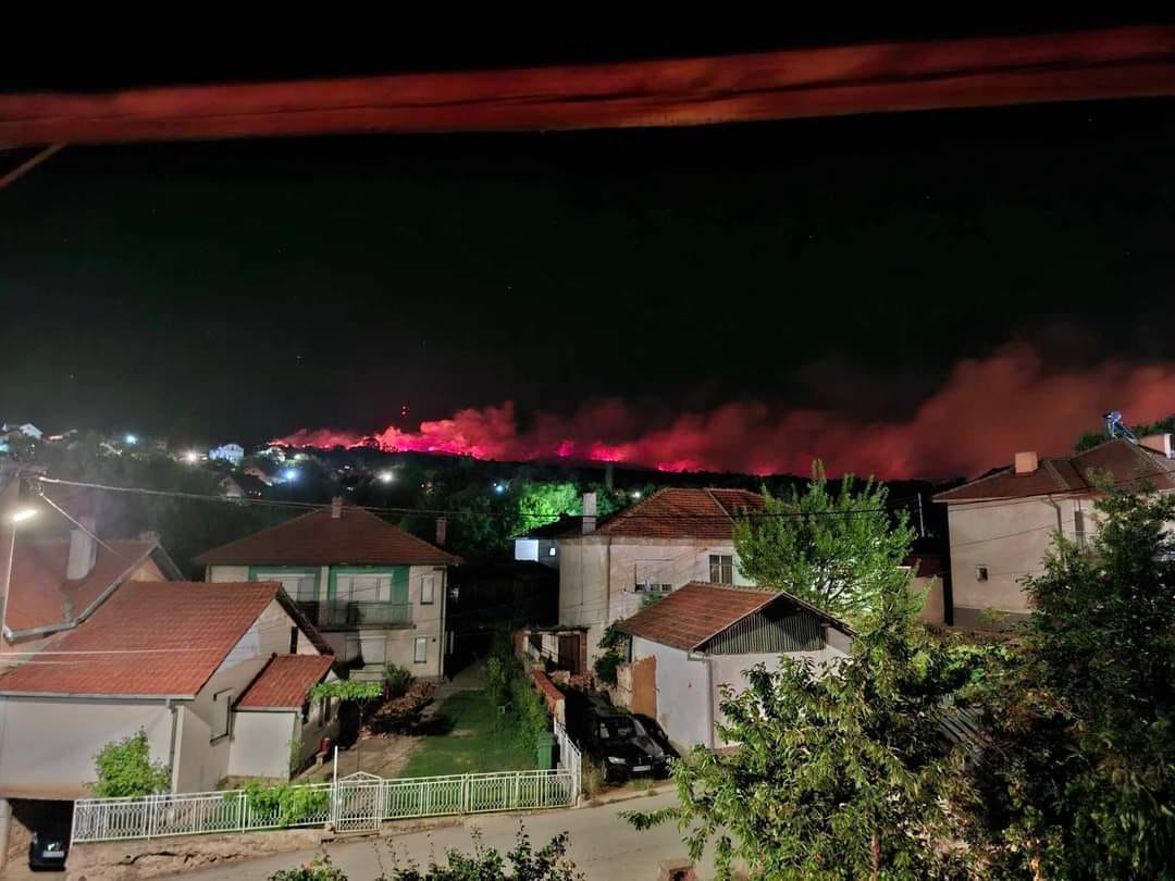 Китановски: Пожарот во Пехчево е ставен под контрола, за негово гаснење вклучени се три хеликоптери