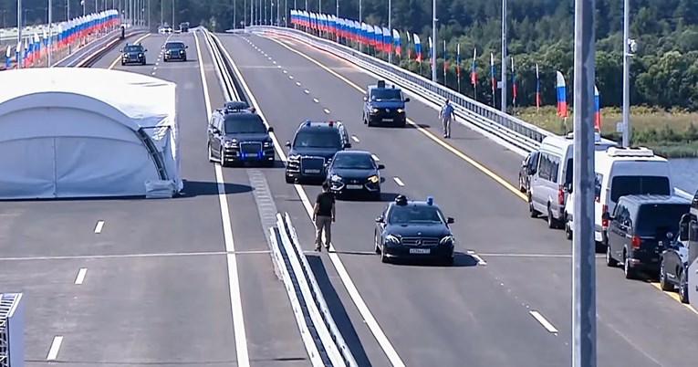 ВИДЕО Путин седна зад воланот на новата Лада и направи неколку сообраќајни прекршоци!