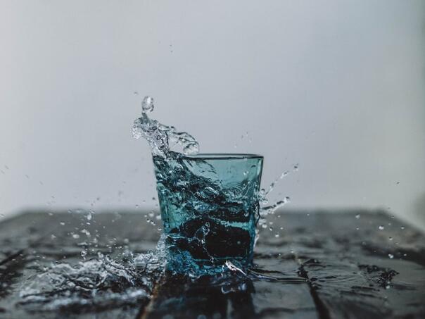 Дали е неопходно да се испие чаша вода веднаш по будењето?