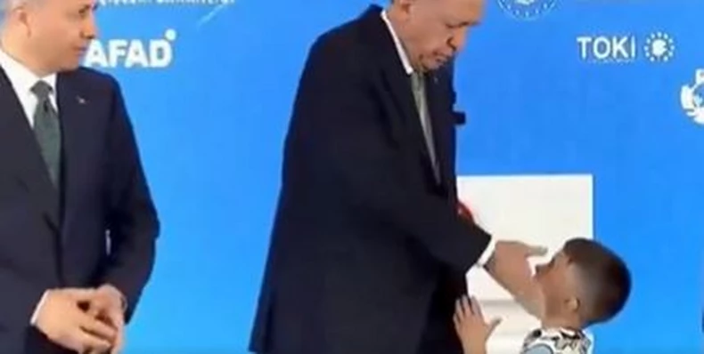 ВИДЕО Ердоган удри шлаканица на момче што не сакаше да ја бакне раката! Скандал ја тресе Турција