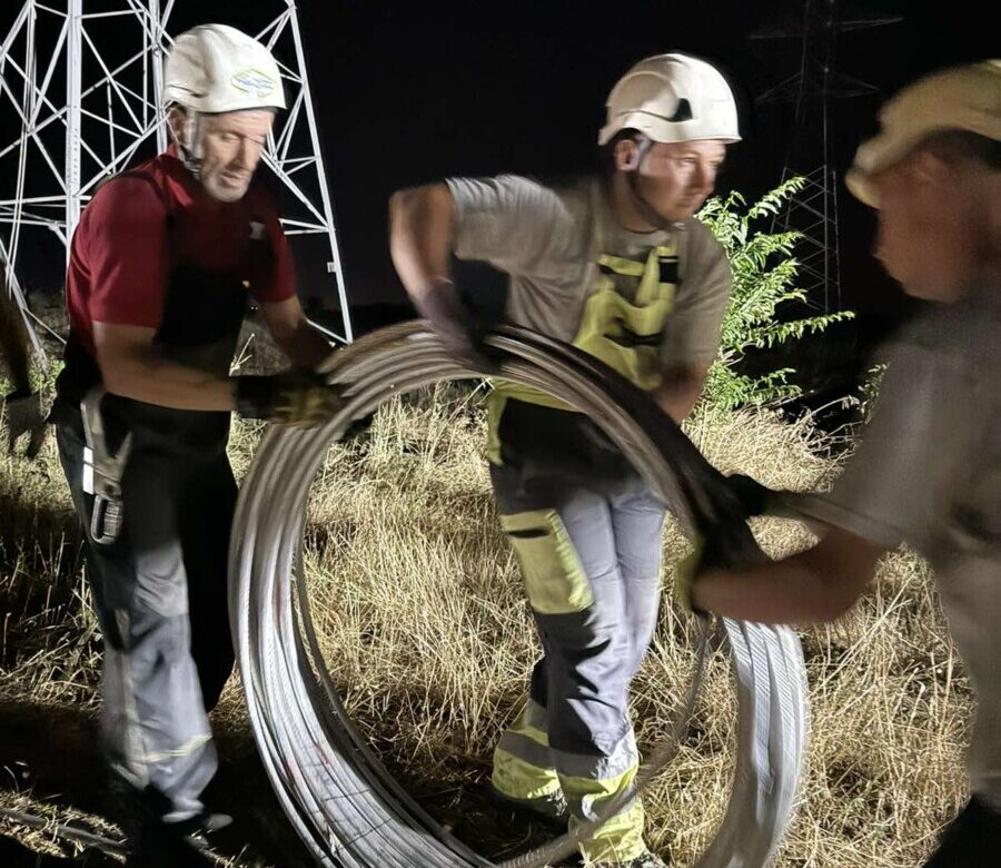 Екипите на Електродистрибуција и МЕПСО напорно работеа цела ноќ на дефектот