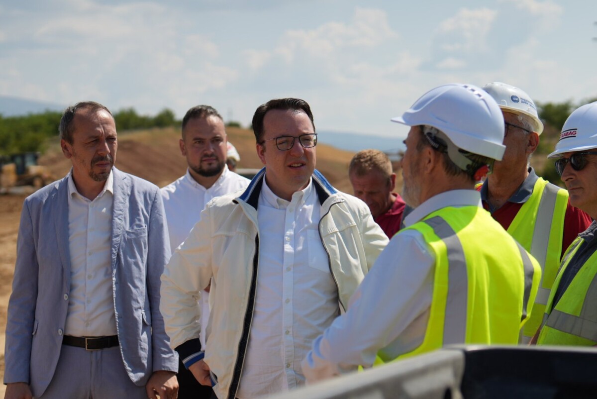 Трајановски и Николовски извршија увид во изградбата на експресниот пат Куманово – Ранковце – Крива Паланка