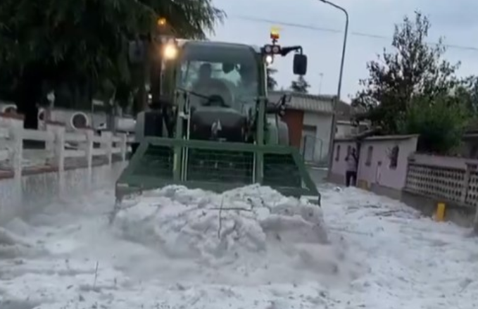 ШОК ВО ИТАЛИЈА: Падна снег во јули