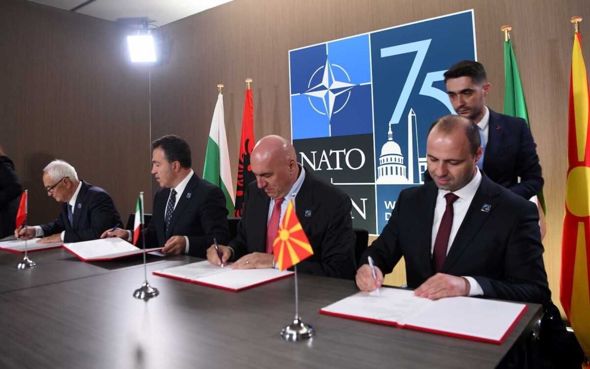 Министерот за одбрана Владо Мисајловски заедно со колегите од Италија, Албанија и Бугарија, Гуидо Кросето, Нико Пелеши и Атанас Запријанов, вчера на маргините на Самитот на НАТО во Вашингтон потпишаа Писмо на намери за воспоставување на хармонизиран коридор за воена мобилност во рамките на Паневропскиот Коридор VIII, за потребите на Алијансата. Ова е првиот меѓународен документ потпишан од страна на новата Влада.     Целта на оваа иницијатива е да се овозможи побрз проток на воените сили и опрема на Алијансата преку поедноставување на националните процедурите за граничен премин, особено во услови на криза.  Со потпишувањето на Писмото за намери се преземаат чекори кои значително ќе ја зголемат ефикасноста на воената логистика и операции, во случај на потреба. Исто така, проектот ќе придонесе за унапредување на координацијата меѓу земјите потписнички, како и инфраструктурата долж Коридорот, а со што ќе се овозможи и полесен пристап кон армискиот полигон Криволак.     Коридорот ќе се протега од Италија, преку Албанија и Македонија, до Бугарија, со можност за проширување.     Оваа иницијатива е практичен придонес кон напорите на Алијансата за зајакнување на одвраќањето и одбраната на целата територија,  придонес за зајакнување на воената мобилност во Европа, како и кон зајакнувањето на соработката меѓу НАТО и ЕУ.