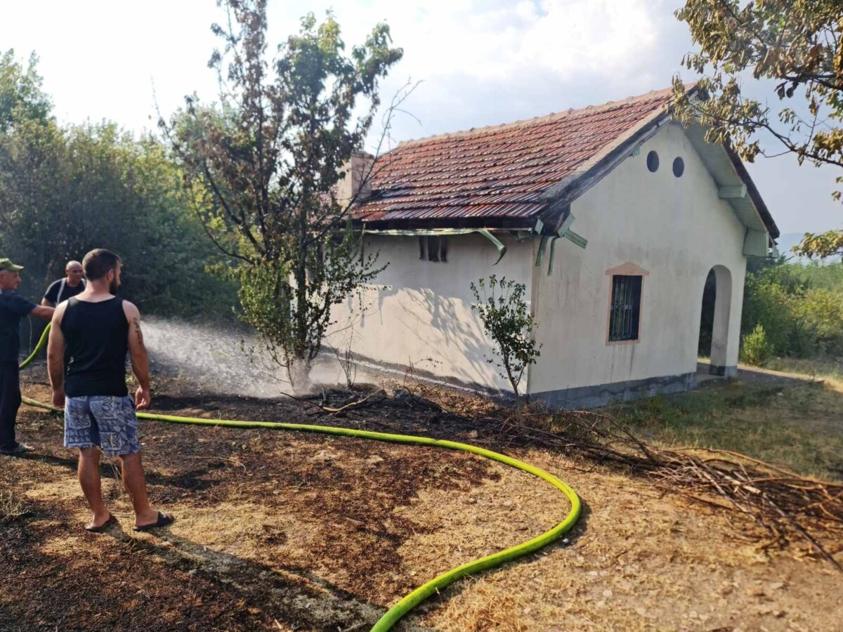 Пожар зафати викендичка во Струмица