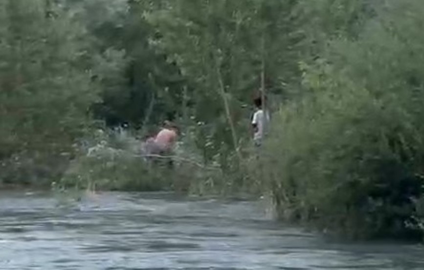 ВИДЕО Спасувачка акција на реката Треска, момчиња останале заробени на островче