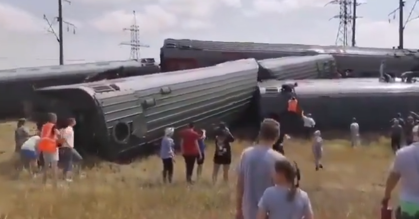 ВИДЕО: Воз излета од шини во Русија, повредени 100 лица