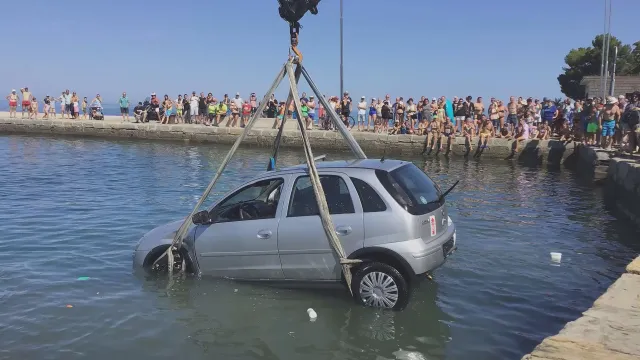 ВИДЕО: Баба и внуче паднаа со автомобил во Јадранското море