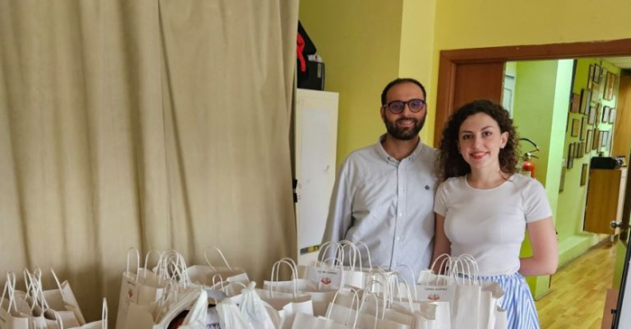 Младенци од Скопје донираа 30 пакети школски прибор собрани од нивната свадбена веселба