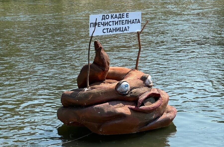 Во реката Вардар поставена протестна уметничко-скулптурална акција: „До каде е пречистителната станица за отпадни води“