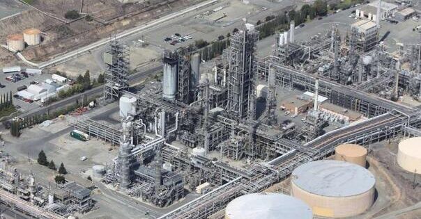 Голем пожар во руска нафтена рафинерија: Седум лица повредени!
