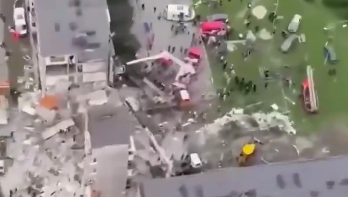 ВИДЕО Пет деца загинаа при уривање на петкатница во Русија