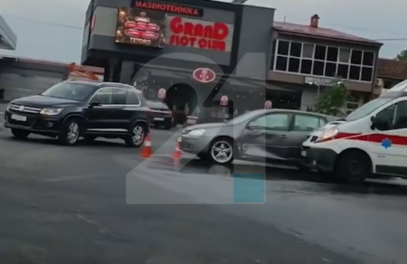 ВИДЕО: Сообраќајка во Тетово помеѓу Брза помош и автомобил марка „голф“
