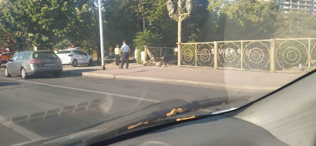 ФОТО: Возило излета во реката Вардар кај „Веро Џумбо“