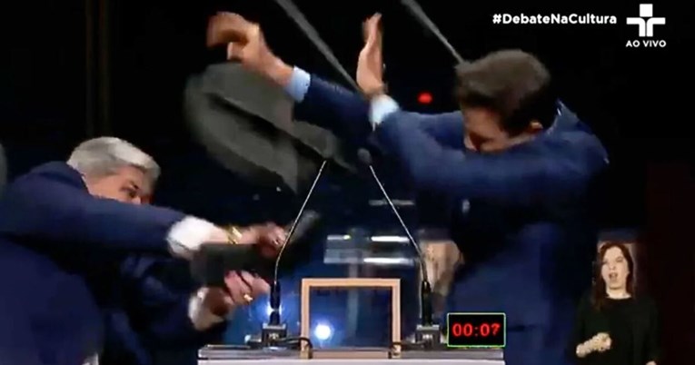 ВИДЕО Бразилски политичар удри друг со стол за време на дебата
