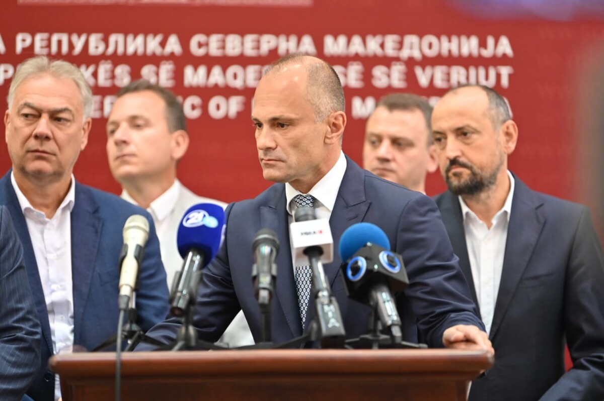 Филипче ги осуди обидите за политичка дискредитација на историската комисија