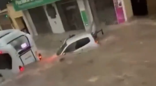 ВИДЕО: Обилни врнежи, водата носеше автомобили низ улиците на Франција!