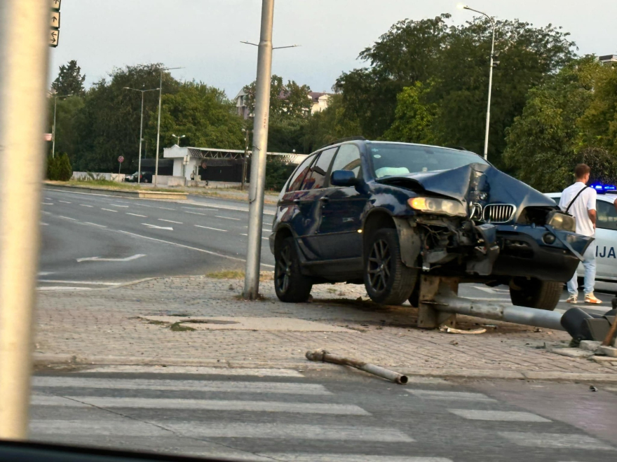 БМВ собори семафор во Аеродром