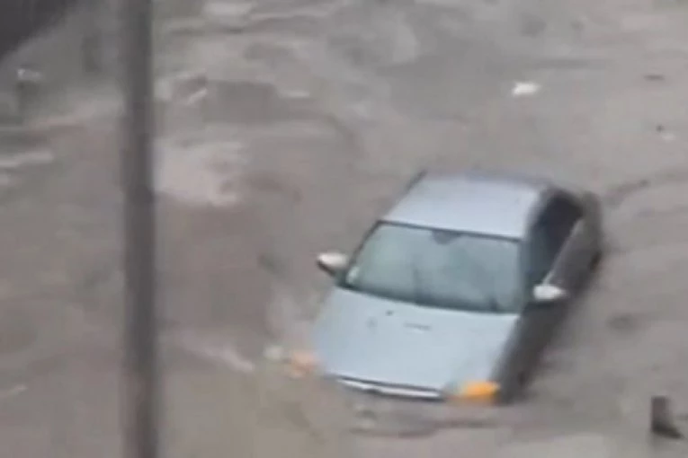 Невреме и поплави во Кан: Водата навлезе во подруми и продавници, затворени училишта