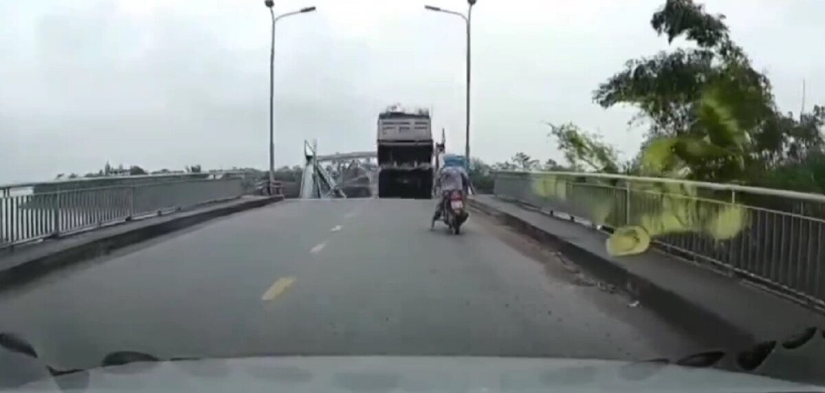 ВИДЕО Се урна мост во Виетнам, објавени првите снимки!