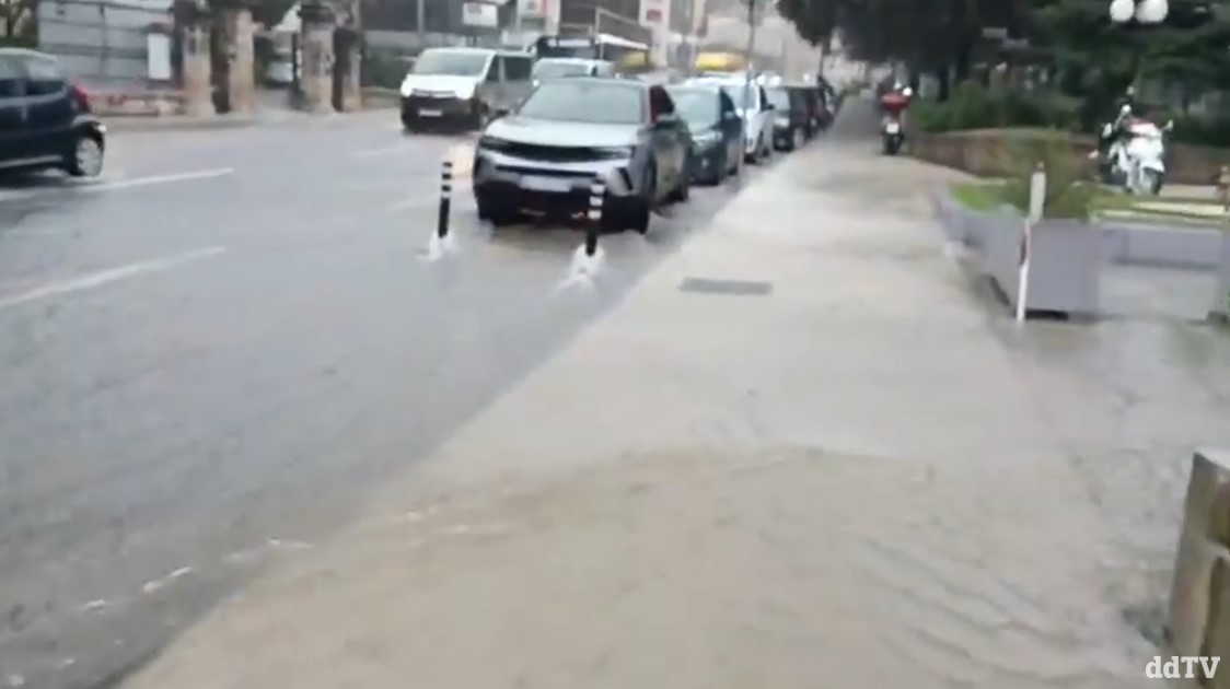 ВИДЕО Во Хрватска пристигна голема промена на времето: Потопени улици и чамци, молњи околу Задар и Дубровник