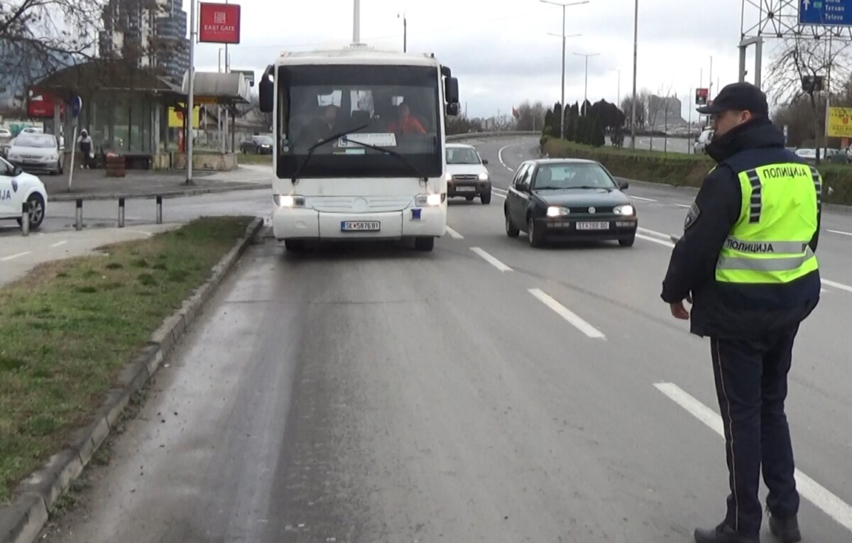 Возач фатен со туѓа картичка за време на контрола на наплатната станица Романовце