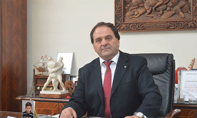 „Сакам да творам во Македонија, а ако некој смета дека не е во ред, нека се вратат 5-те милиони евра и јас ќе ја напуштам земјата“, вели Чифлиганец за новата зграда спроти „Ист Гејт“